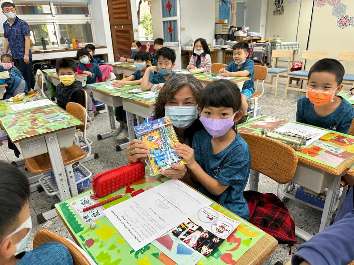 廉潔教育向下扎根，廉政志工隊前進校園說廉潔教育故事廉政志工與國立臺東大學附設實驗國民小學1年5班學生合照