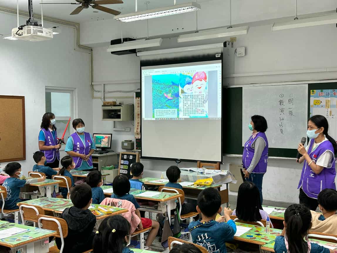 廉潔教育向下扎根，廉政志工隊前進校園說廉潔教育故事廉政志工與國立臺東大學附設實驗國民小學1年5班學生合照