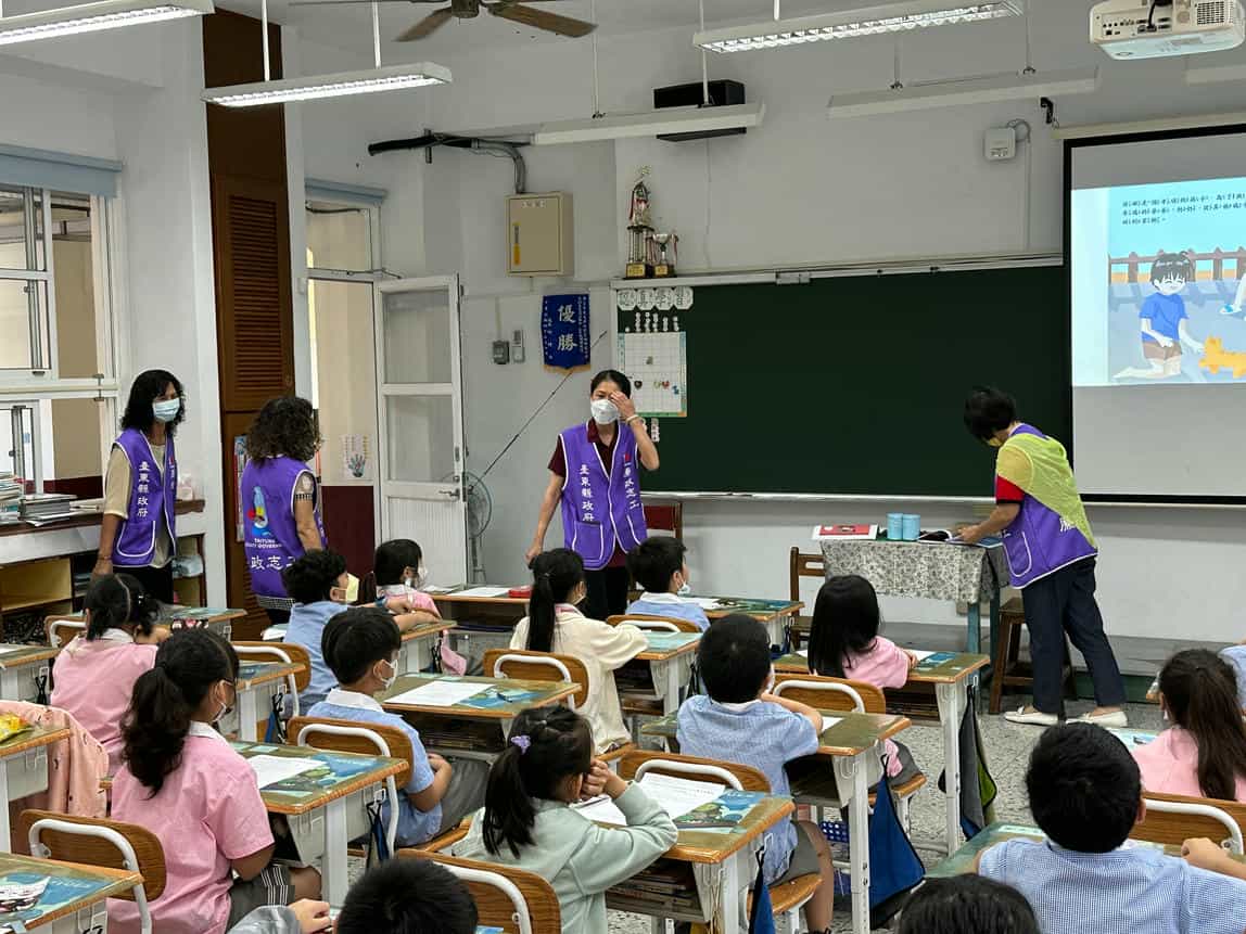 廉潔教育向下扎根，廉政志工隊前進校園說廉潔教育故事廉政志工與國立臺東大學附設實驗國民小學1年6班學生合照