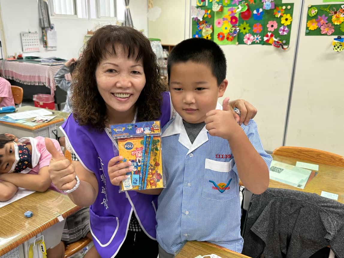 廉潔教育向下扎根，廉政志工隊前進校園說廉潔教育故事廉政志工與國立臺東大學附設實驗國民小學1年6班學生合照