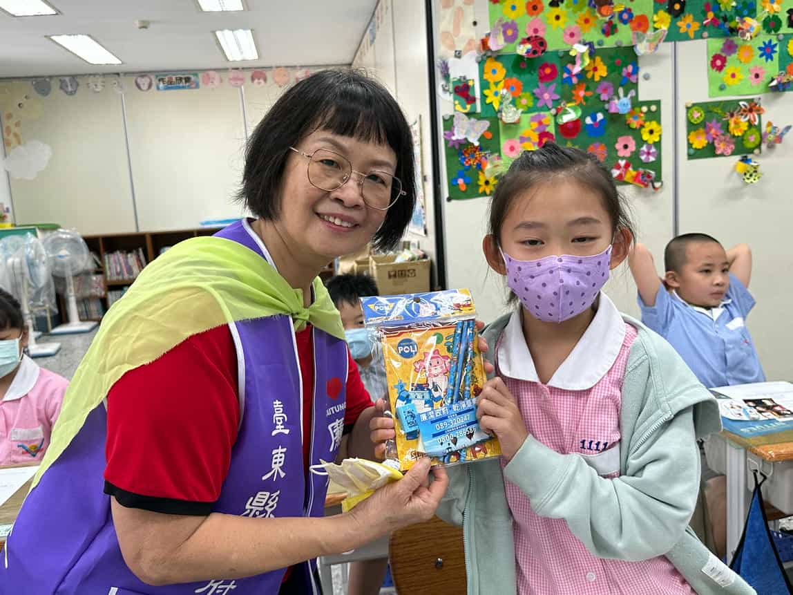 廉潔教育向下扎根，廉政志工隊前進校園說廉潔教育故事廉政志工與國立臺東大學附設實驗國民小學1年6班學生合照