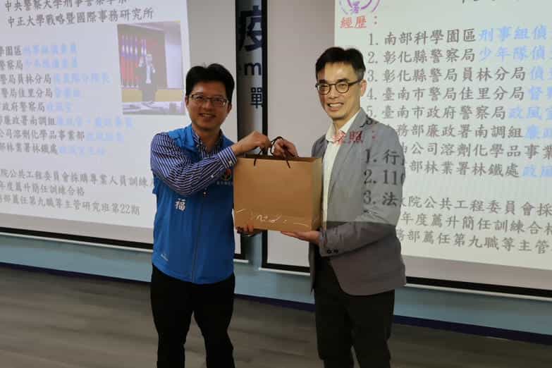 雲林縣政府政風處辦理「114年度第2次廉政志工專業訓練-雲苗廉政志工跨區聯合課程暨114年第1次廉政志工志願服務聯繫會報」雲林-苗栗跨區課程長官合影