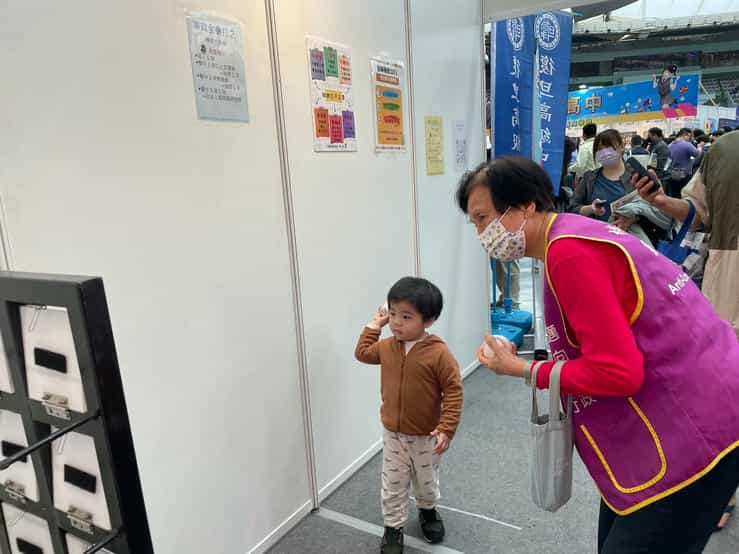 桃園市政府政風處辦理「114年度高中高職博覽會結合廉政志工廉政宣導活動」廉政志工協助學童參與廉政全壘打闖關遊戲活動