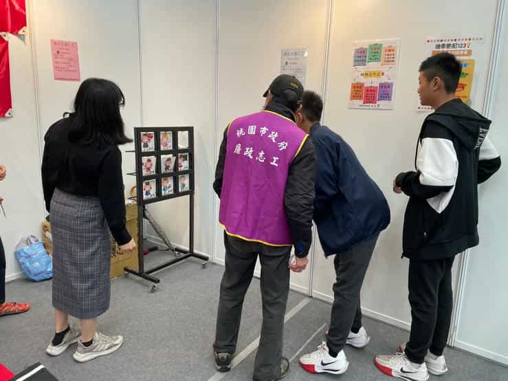 桃園市政府政風處辦理「114年度高中高職博覽會結合廉政志工廉政宣導活動」廉政志工協助民眾參與廉政遊戲