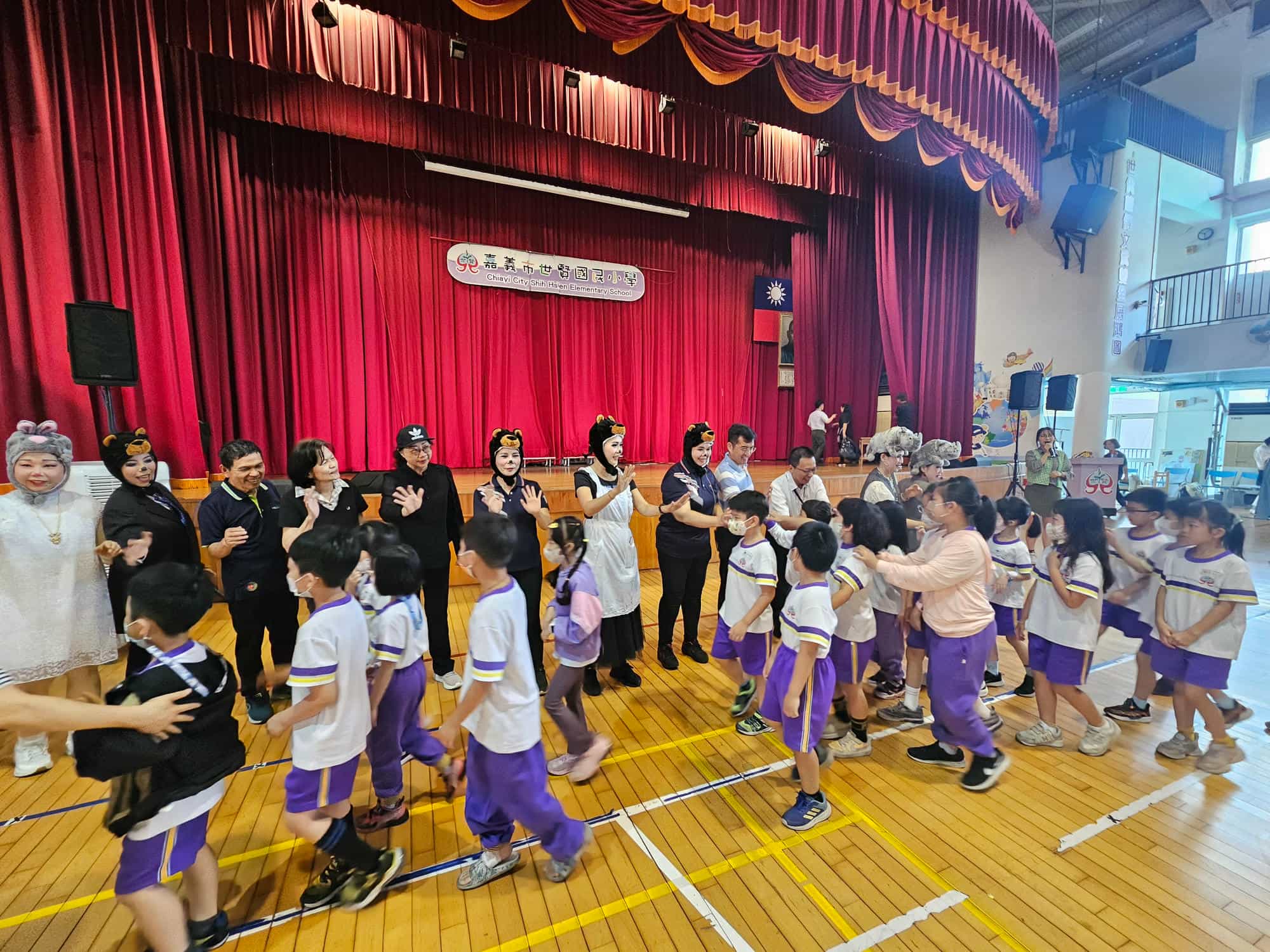 歡慶建城321年！嘉市府攜手世賢國小以廉潔誠信，點亮永續幸福嘉義市世賢國小學生與演出話劇的志工揮手道別