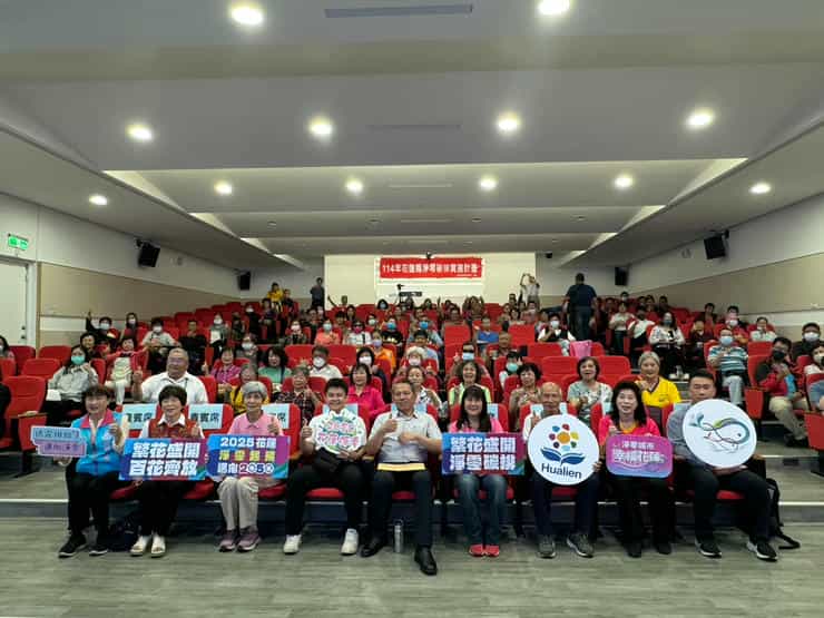 花蓮廉政志工齊心協力，共築綠能與廉潔未來廉政志工高舉手舉牌共同倡議綠能與廉潔治理<br />
