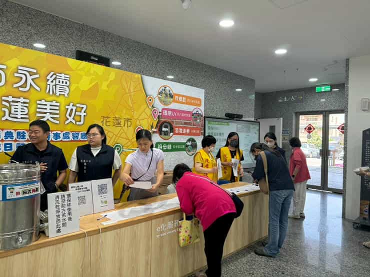 花蓮廉政志工齊心協力，共築綠能與廉潔未來協助簽到等行政事務