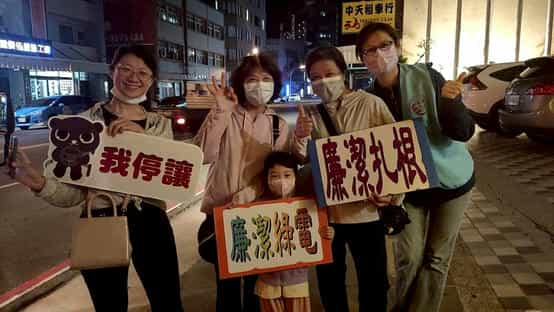 「2025澎湖國際海上花火節」試放場廉政志工協助宣導接駁專車停站區進行宣導