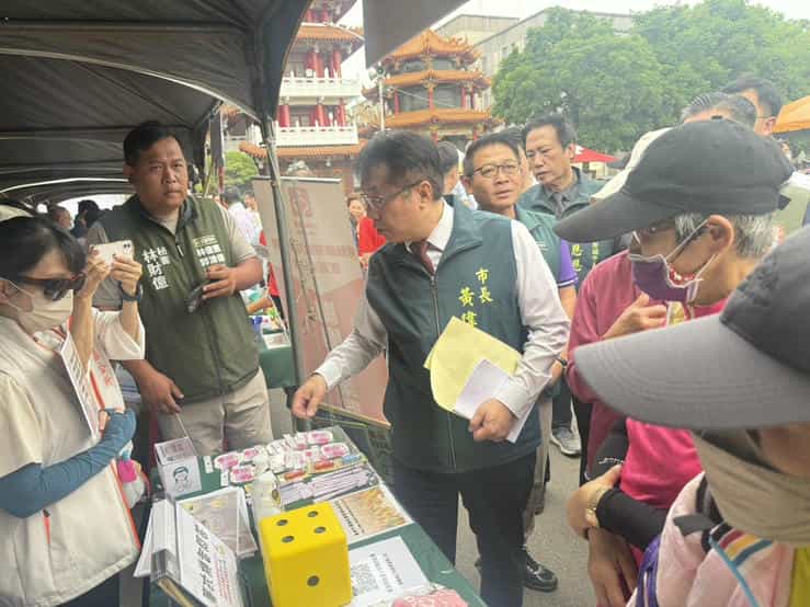 「2025鳳梨好筍季廉政作伙來x好運旺旺萊」活動廉政宣導臺南市市長蒞臨廉政宣導攤位與廉政志工互動