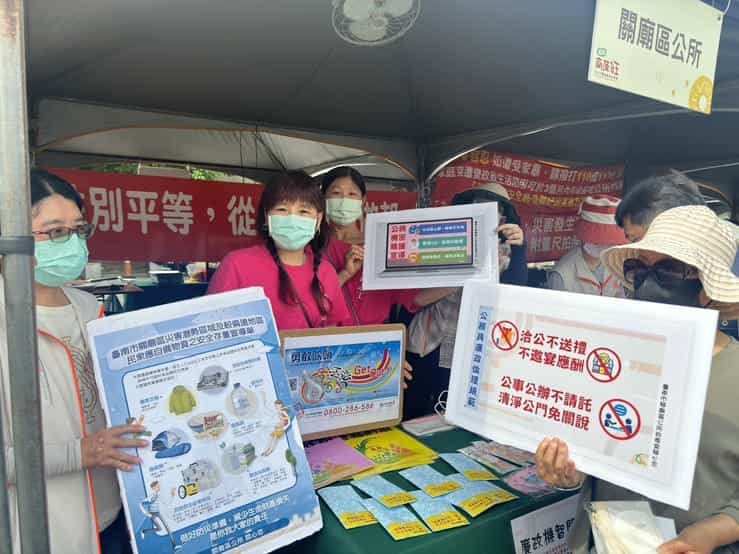 「2025鳳梨好筍季廉政作伙來x好運旺旺萊」活動廉政宣導廉政志工以廉政標語向民眾宣導