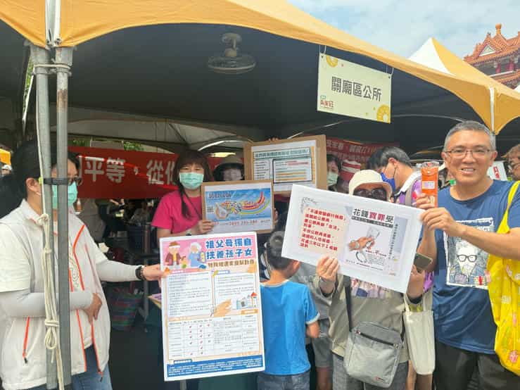 「2025鳳梨好筍季廉政作伙來x好運旺旺萊」活動廉政宣導廉政志工以廉政標語向民眾宣導，民眾熱情參與宣導