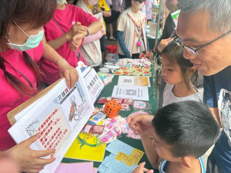 「2025鳳梨好筍季廉政作伙來x好運旺旺萊」活動廉政宣導廉政志工以有獎徵答與民眾宣導