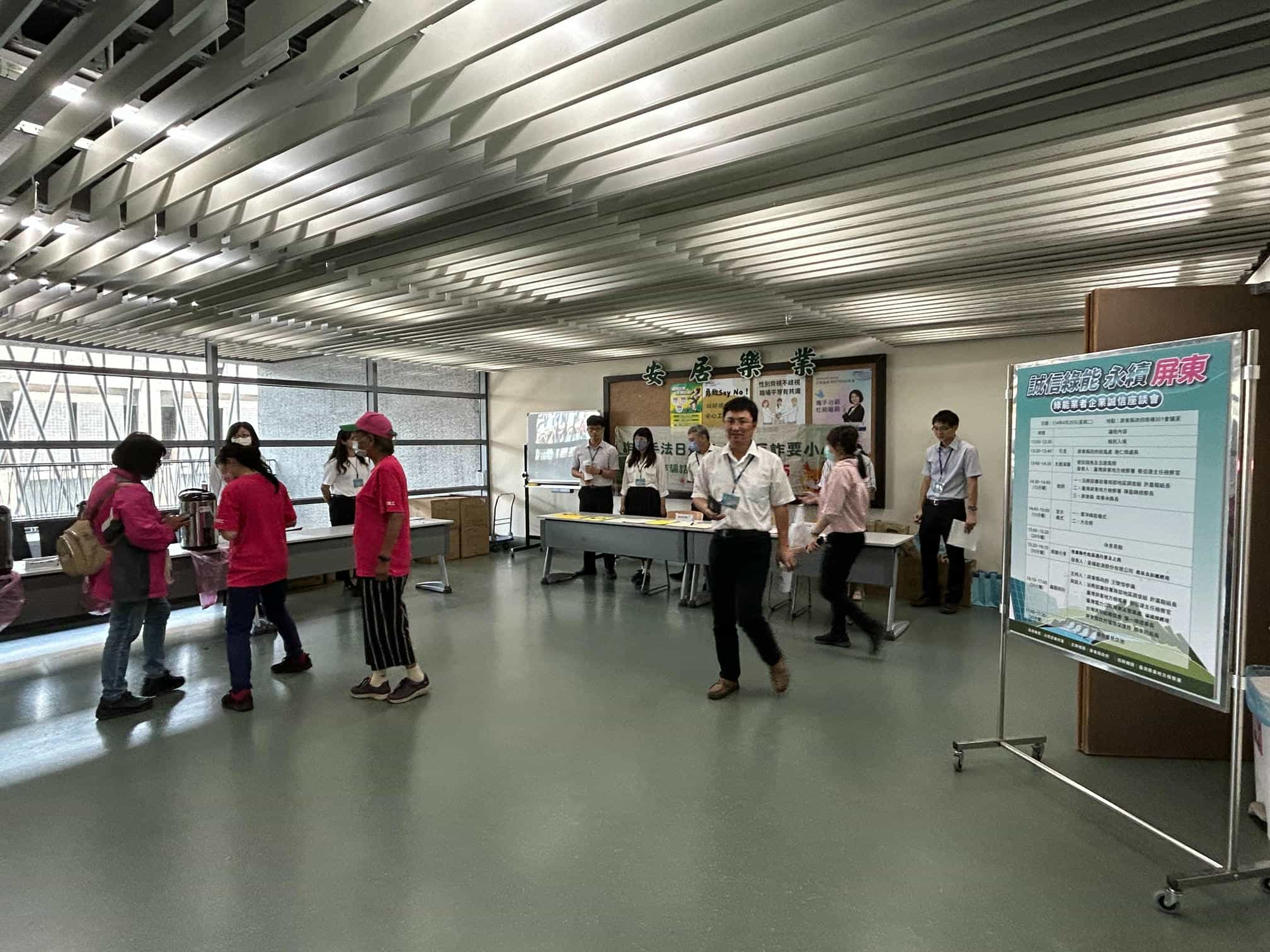 屏東廉政志工同行　產官學共築誠信綠能新典範廉政志工協助引導公務員簽到