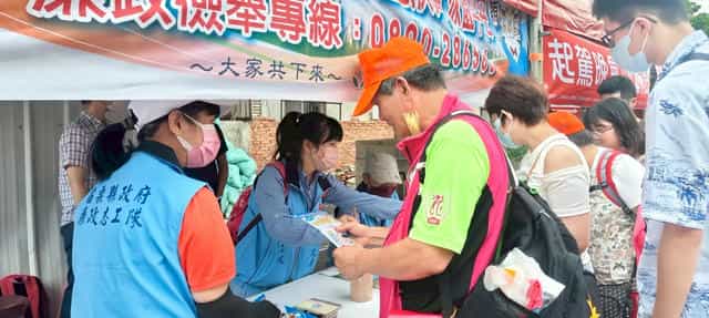 苗廉志工「114年通霄白沙屯媽祖徒步進香活動」廉政宣導苗栗廉政志工擺攤向香燈腳進行宣導。