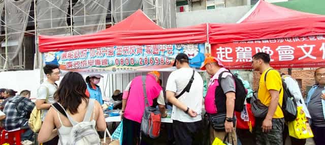 苗廉志工「114年通霄白沙屯媽祖徒步進香活動」廉政宣導廉連看小遊戲與民眾互動。