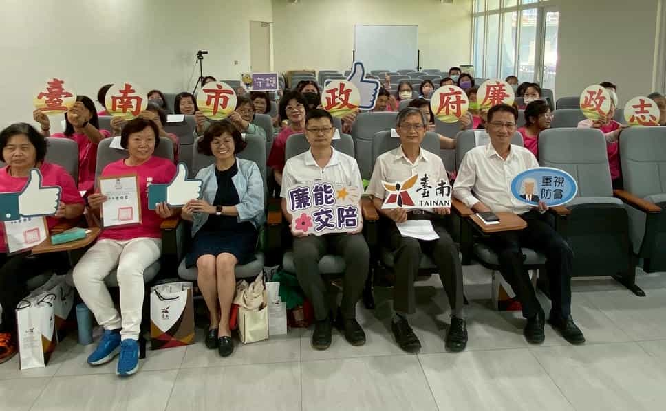 臺南市政府114年廉政志工教育訓練暨志願服務聯繫會議臺南市政府政風處處長、臺南地檢署政風主任、臺南高等法院臺南分院政風主任與廉政志工合影