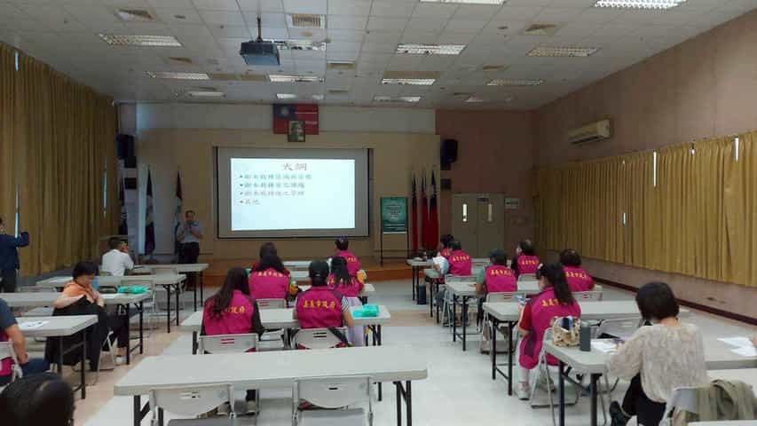 嘉義市府辦理植栽綠美化教育訓練 提升政風與志工綠能素養志工接受植栽綠美化課程