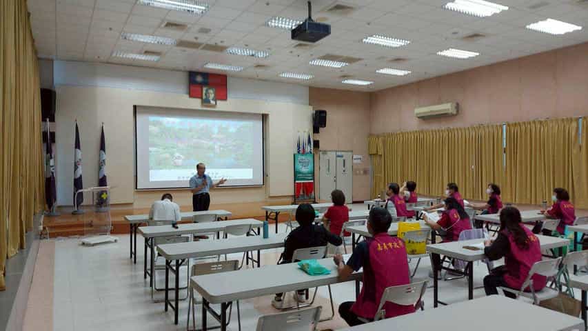 嘉義市府辦理植栽綠美化教育訓練 提升政風與志工綠能素養志工接受植栽綠美化課程