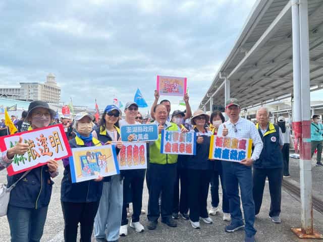 澎湖縣府政風處攜手廉政志工舉辦反貪防詐宣導熱鬧慶端午縣長陳光復與廉政志工端午宣導合照