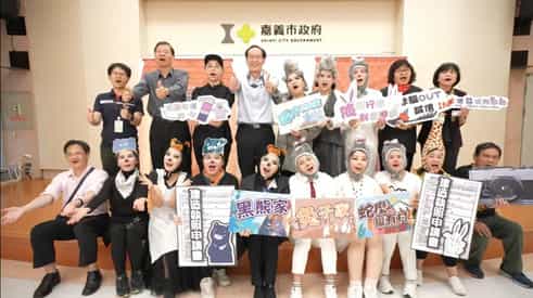 嘉義市政風處攜手廉政志工 合力拍攝廉政話劇影片 深耕校園誠信教育政風處與志工合影