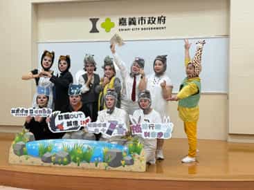 嘉義市政風處攜手廉政志工 合力拍攝廉政話劇影片 深耕校園誠信教育演出話劇的志工合影
