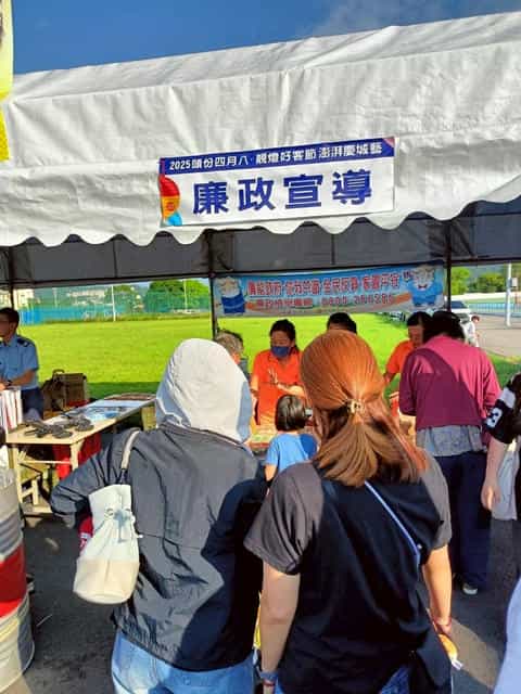 苗廉志工「2025頭份四月八  靚燈好客節」廉政話劇暨反貪宣導活動苗廉志工於攤位向民眾宣導。