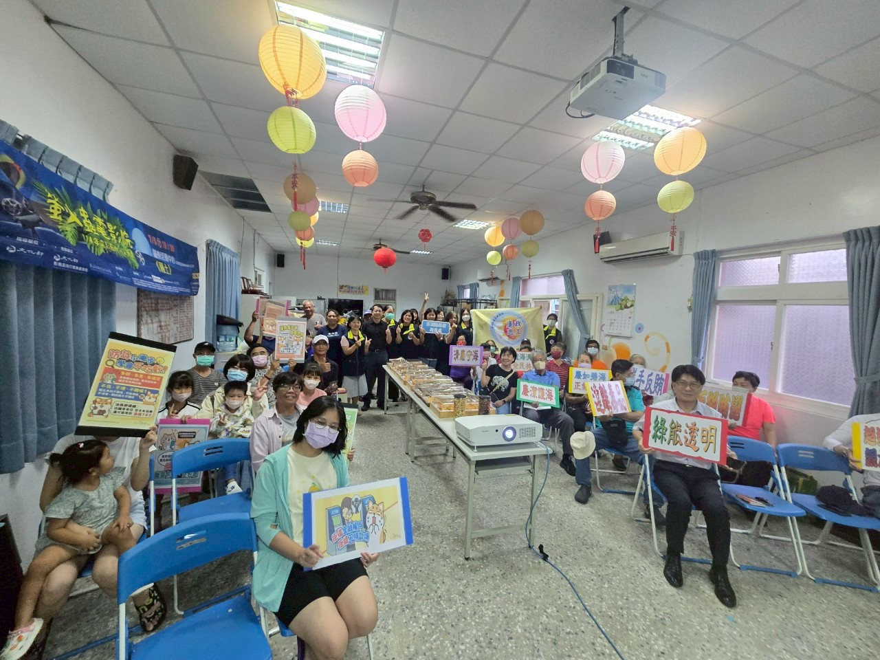 澎湖縣政府政風處偕同廉政志工於湖東社區觀影活動 將反貪、防詐等廉潔觀念「種土」生根與湖東社區鄉親大合照
