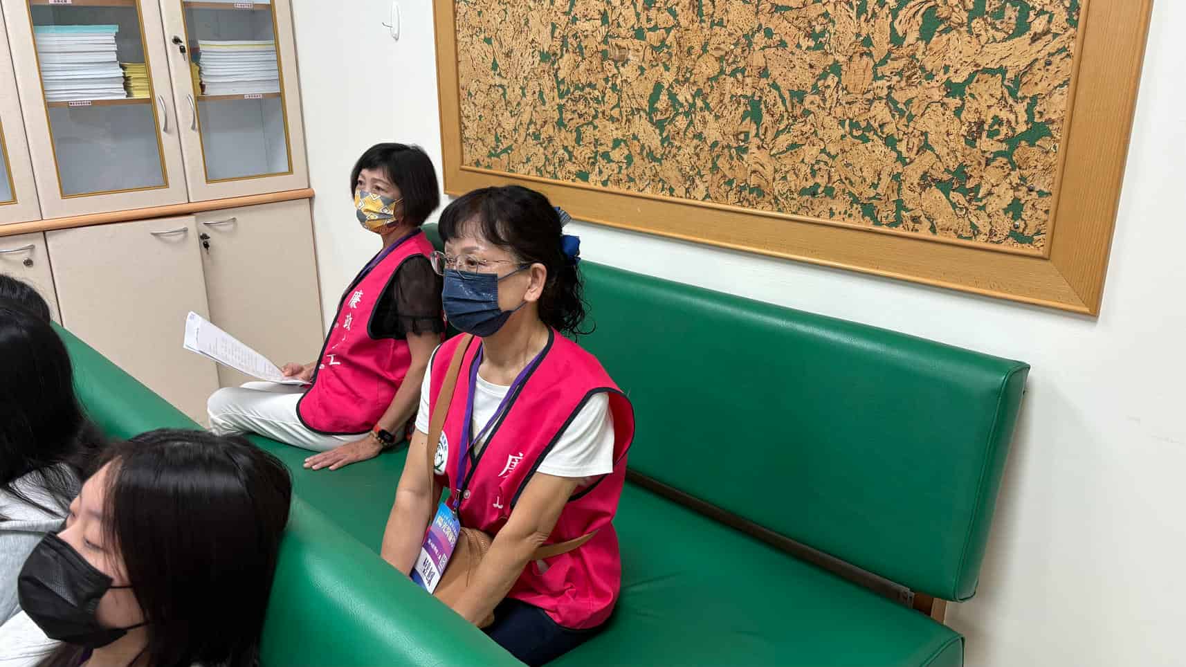 高雄榮總廉政志工參與陽光醫聯營 寓學習於娛樂 培養誠信觀念廉政志工為帶組工作人員，實地帶領學生參訪醫院。