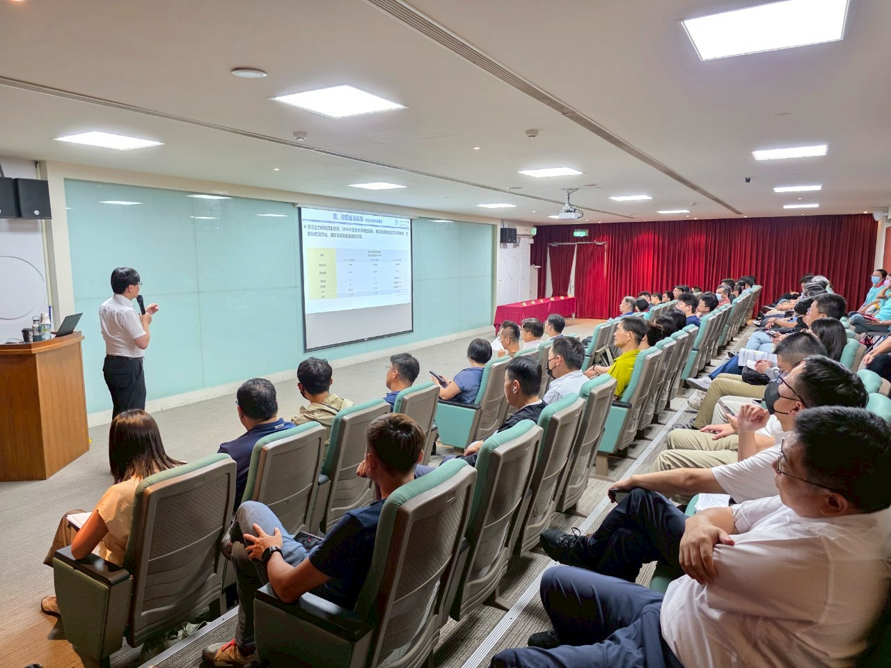 南投深化廉政志工訓練 助力綠能永續與行政透明志工聽講經濟部能源局技正分享現行能源政策，課程結束後亦踴躍提問。