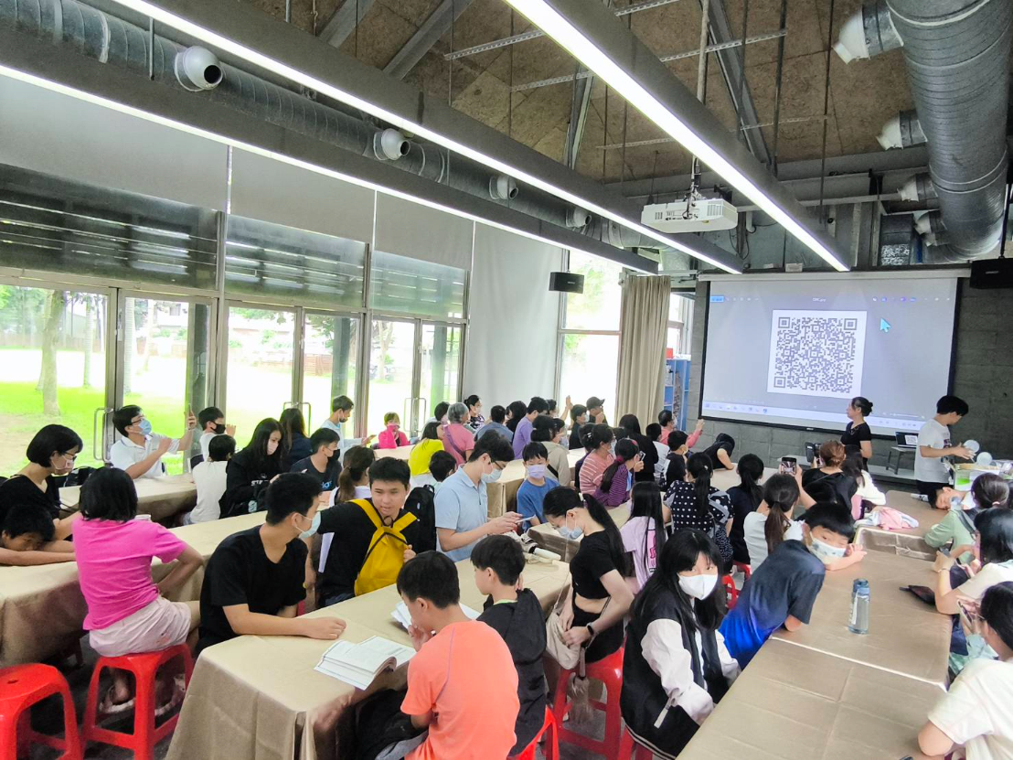 「陽光誠信．綠能扎根」親子手作體驗營－以互動教育深化廉潔與永續意識聆聽清華大學教授講解手作課程。