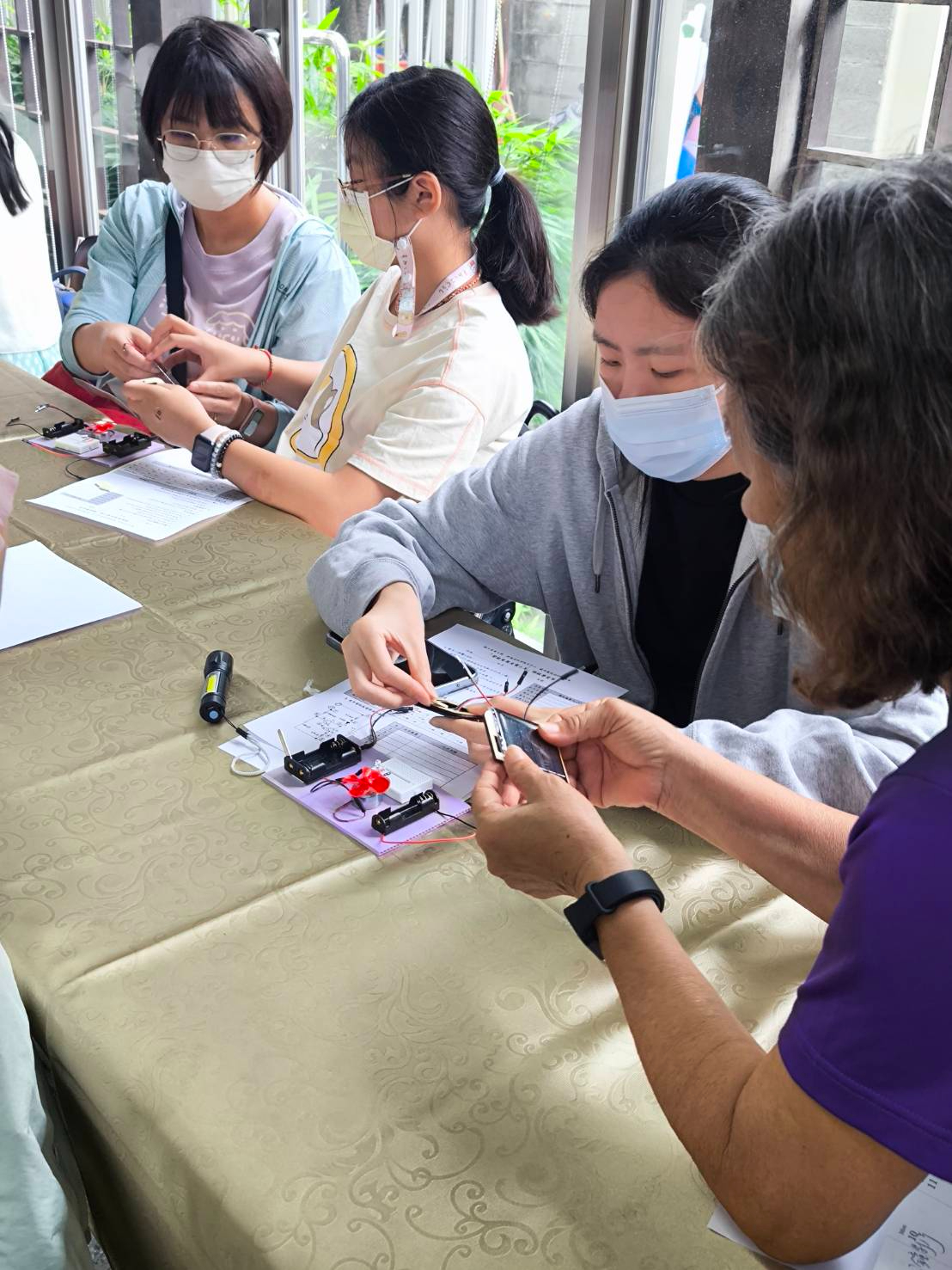 「陽光誠信．綠能扎根」親子手作體驗營－以互動教育深化廉潔與永續意識廉政志工協助組裝作品。