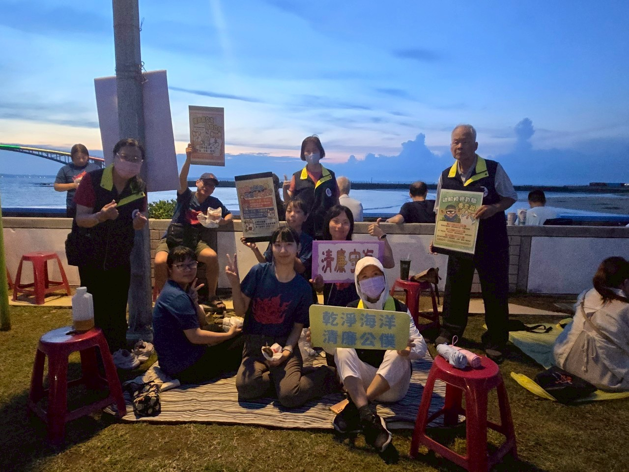 花火節閉幕式 澎湖縣政府政風處偕同廉政志工邀您一起清廉反貪、反賄、反詐廉政志工於花火節觀音亭走動式廉政宣導