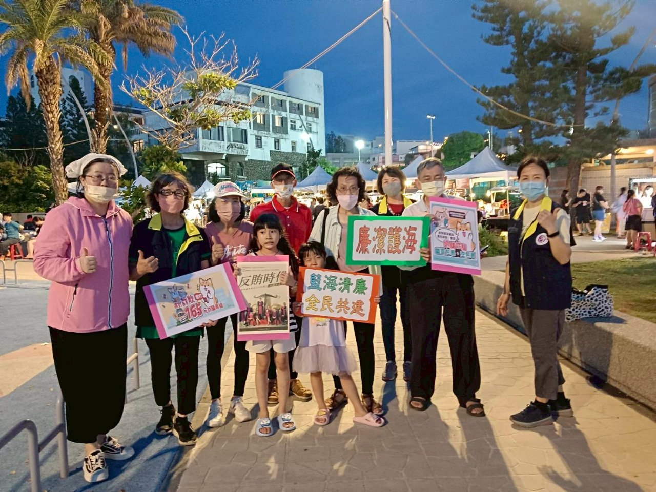 花火節閉幕式 澎湖縣政府政風處偕同廉政志工邀您一起清廉反貪、反賄、反詐廉政志工於花火節觀音亭走動式廉政宣導