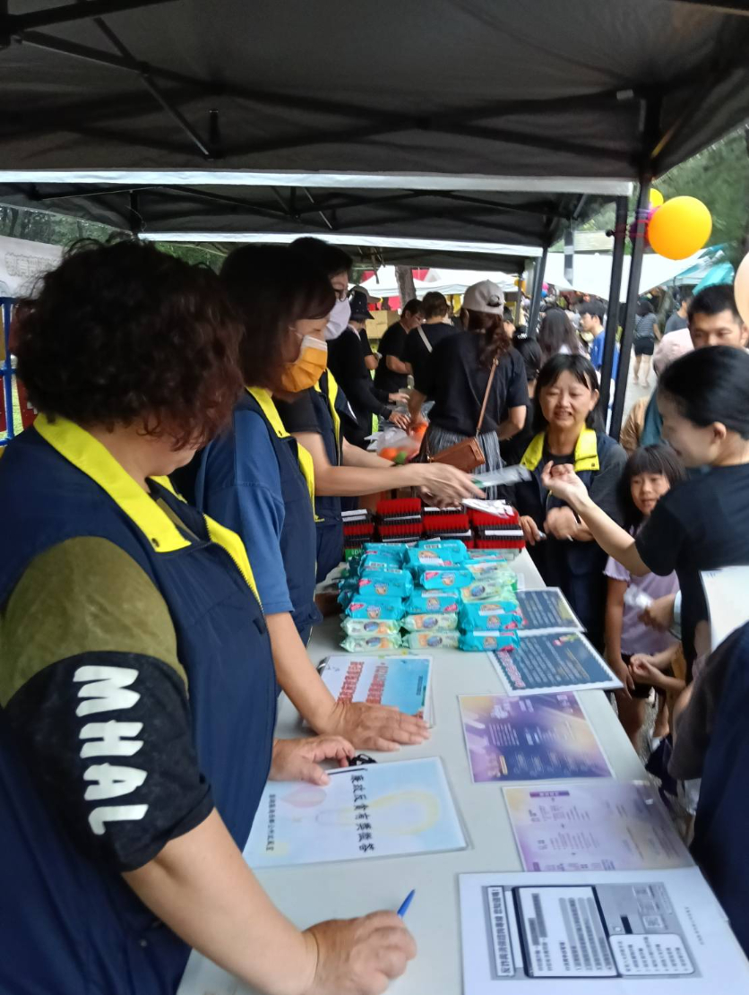 澎湖縣政府政風處偕同湖西鄉公所政風室、廉政志工於「2025湖西童玩嘉年華」廉政宣導及有獎徵答，與親子同樂廉政志工進行宣導活動