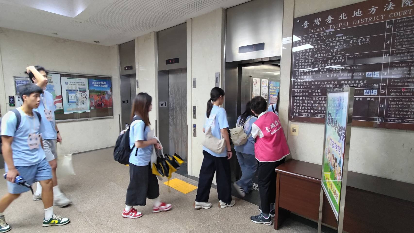 臺灣臺北地方法院結合廉政志工辦理「114年度逗陣繞法院」廉政宣導活動廉政志工熱心協助參訪同學搭電梯抵達會場