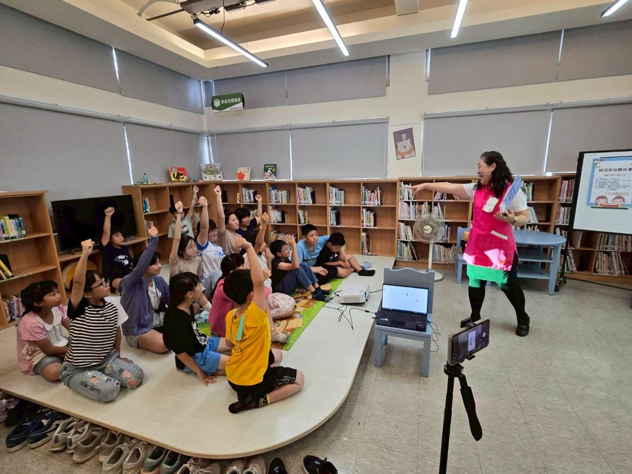 臺南志工說故事-「廉潔從幼童說起　誠信在校園萌芽」廉政志工於臺南市北門圖書館以廉政繪本內容，與孩童互動