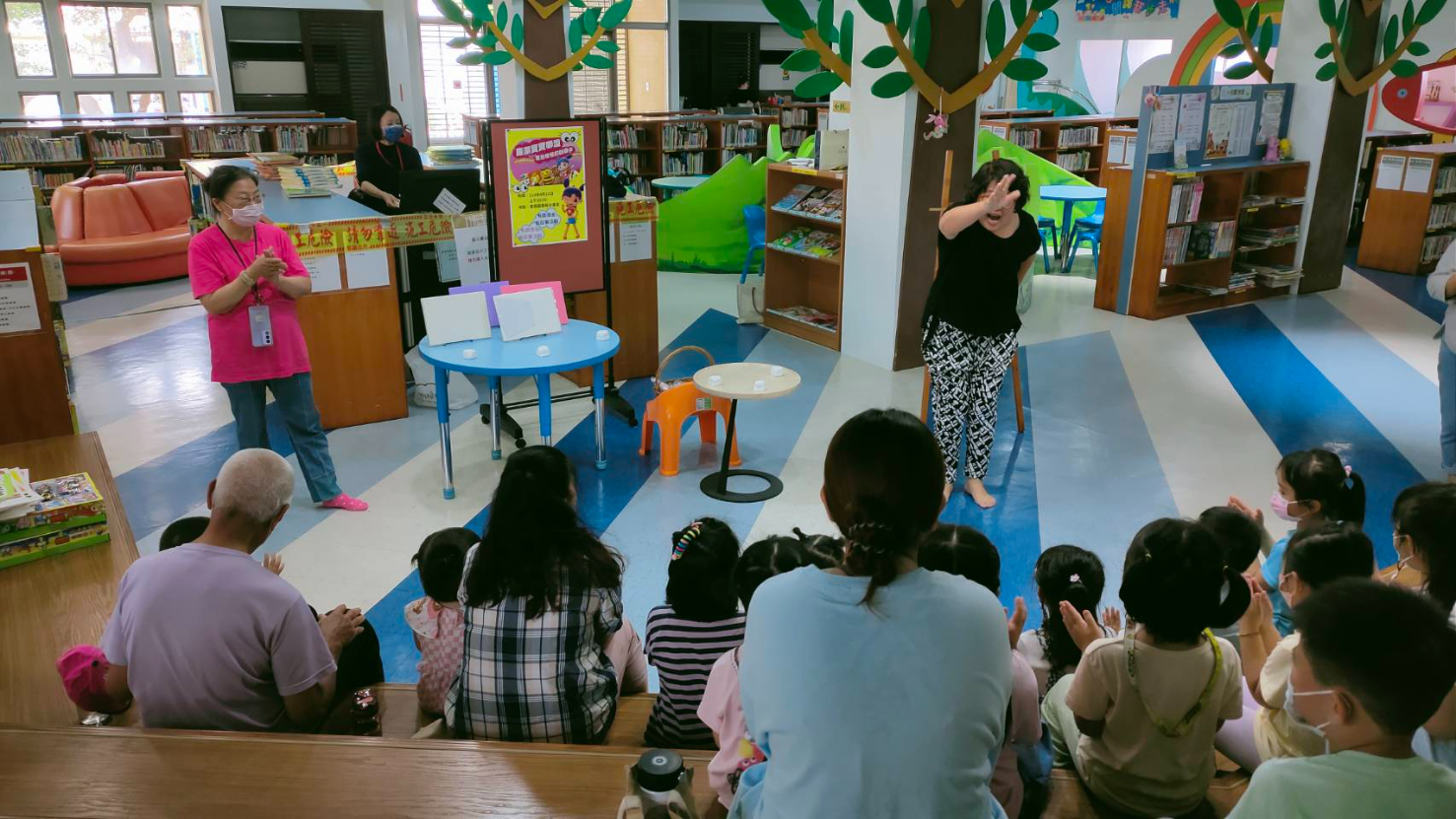 臺南志工說故事-「廉潔從幼童說起　誠信在校園萌芽」廉政志工於臺南市南區喜樹圖書館協助老師以廉政繪本說故事