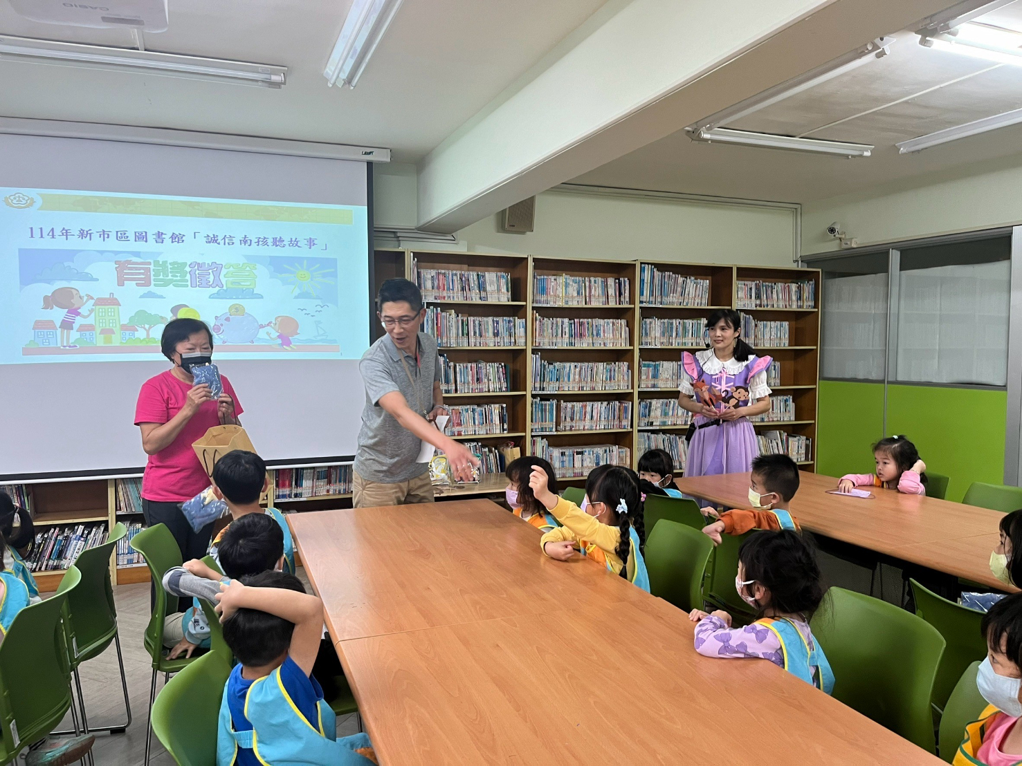 臺南志工說故事-「廉潔從幼童說起　誠信在校園萌芽」廉政志工於臺南市新市圖書館以廉政繪本故事內容宣導