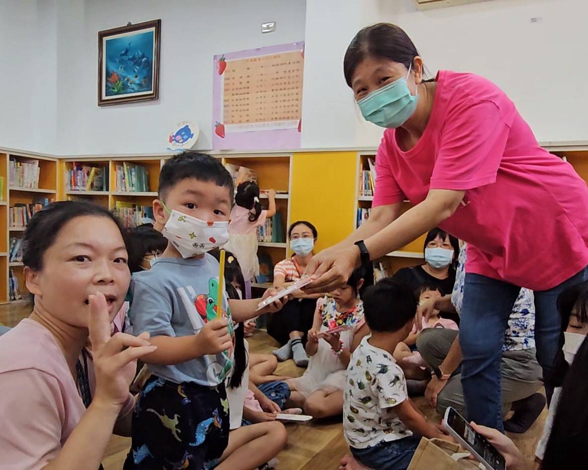 臺南志工說故事-「廉潔從幼童說起　誠信在校園萌芽」廉政志工於臺南市山上區圖書館以廉政繪本故事內容宣導有獎徵答發放宣導品