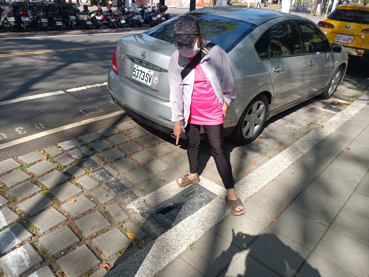 臺南道路平坦好行-廉政志工來巡查廉政志工巡查發現東區道路缺失