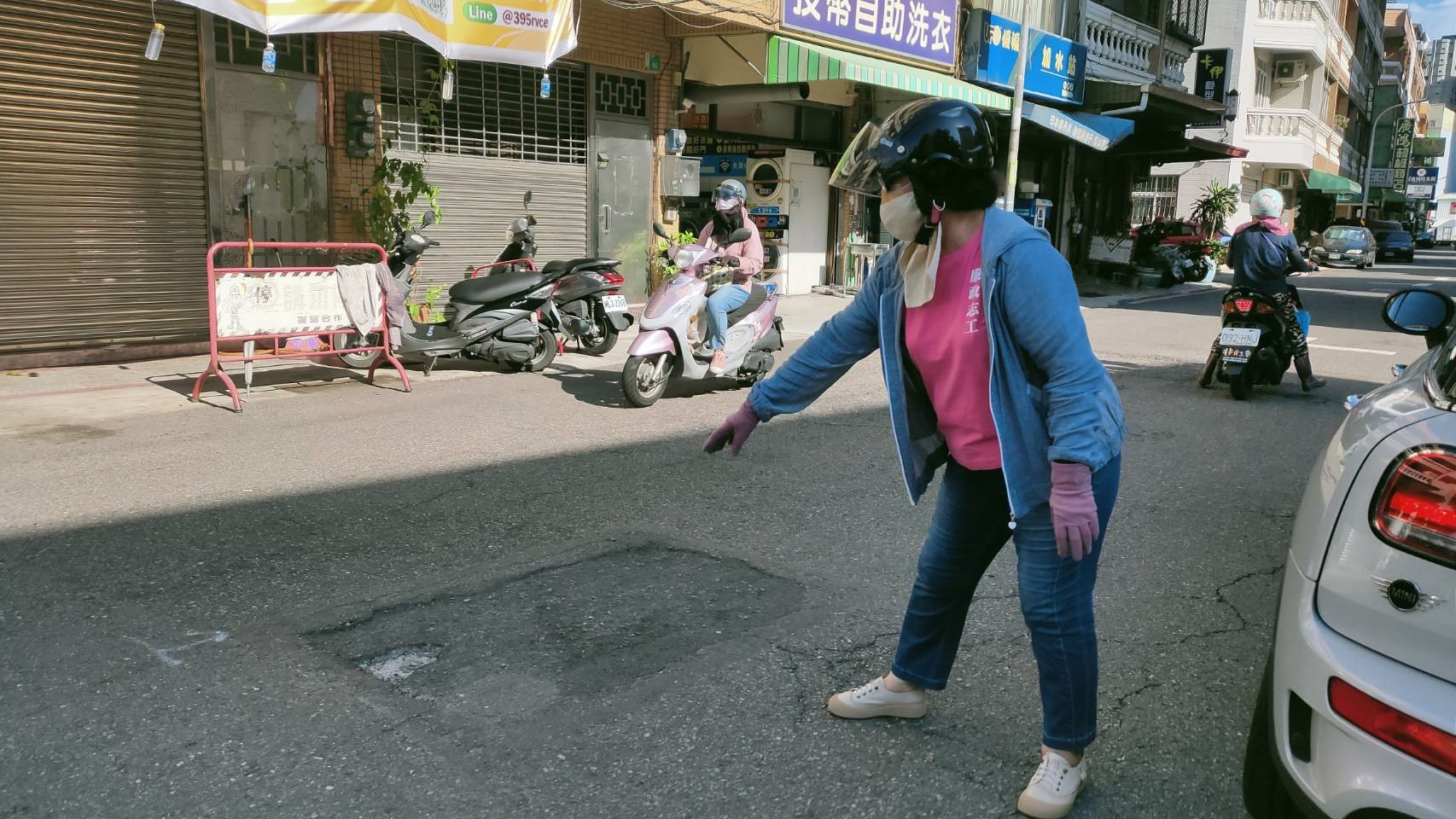 臺南道路平坦好行-廉政志工來巡查廉政志工巡查發現東區道路缺失