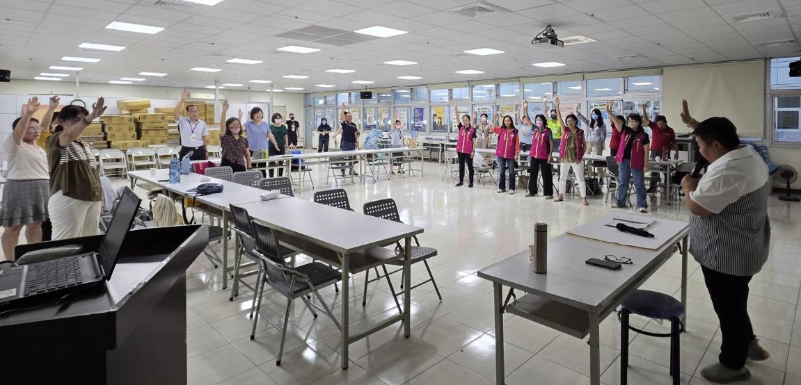 嘉市志工教育訓練登場　學習團康提升帶領力帶大家一起宣誓