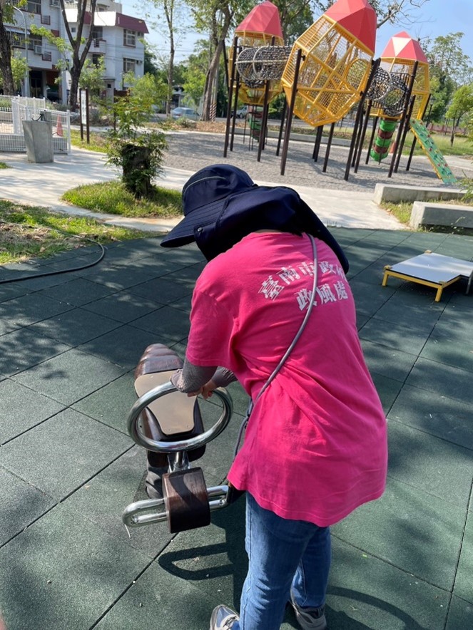 遊戲的笑聲背後，有我們的守護-臺南志工廉政志工巡查玉井區運動公園，發現遊樂設施損壞。