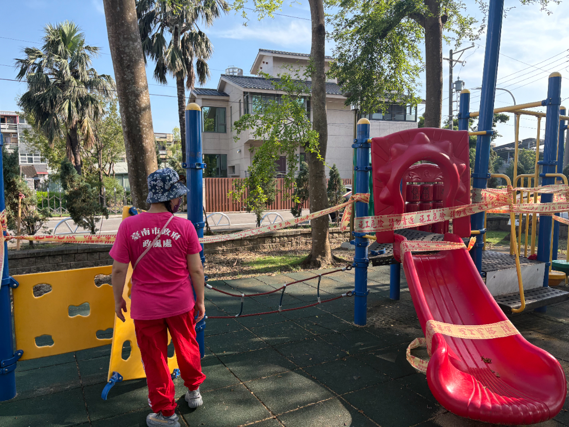 遊戲的笑聲背後，有我們的守護-臺南志工廉政志工巡查柳營區公兒三公園，發現遊具變形斷裂。