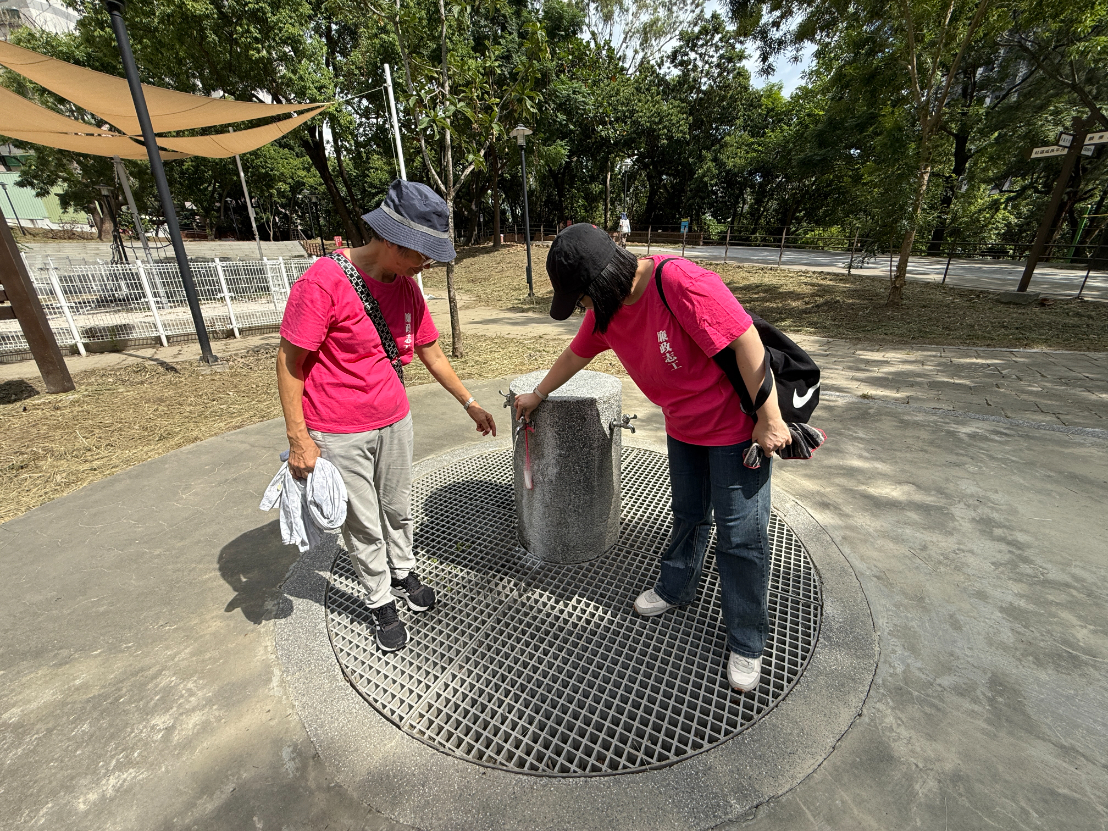 遊戲的笑聲背後，有我們的守護-臺南志工廉政志工巡查永康區祥合公園，發現水龍頭把手斷掉。