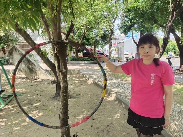 遊戲的笑聲背後，有我們的守護-臺南志工廉政志工巡查仁德區運動公園，發現生鏽裂開之呼拉圈掛在樹上。