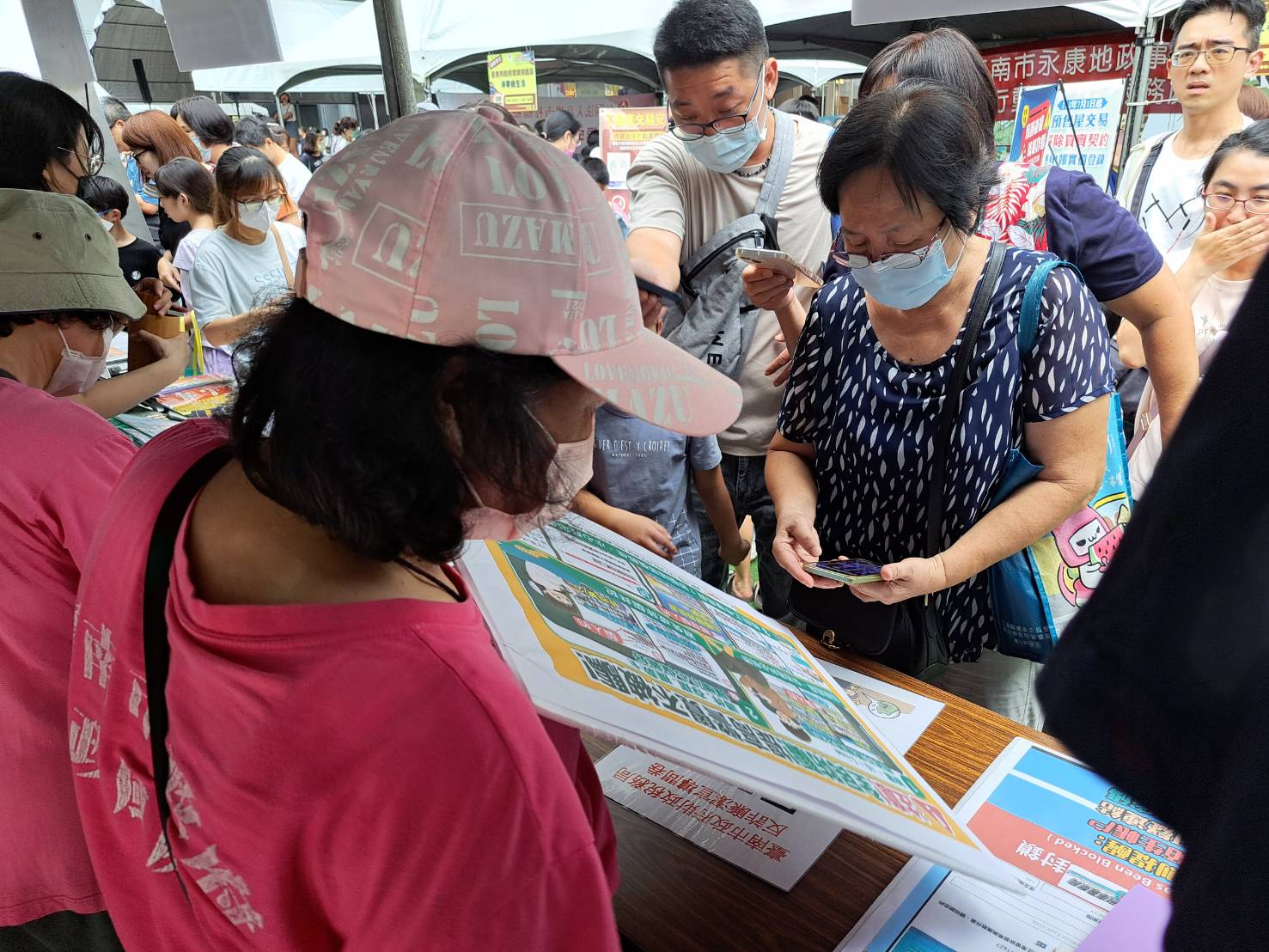 臺南幸福稅月‧廉政同行—反詐反貪齊宣導廉政志工以廉政題目有獎徵答拼圖，讓民眾在輕鬆互動中認識廉政理念及防詐觀念