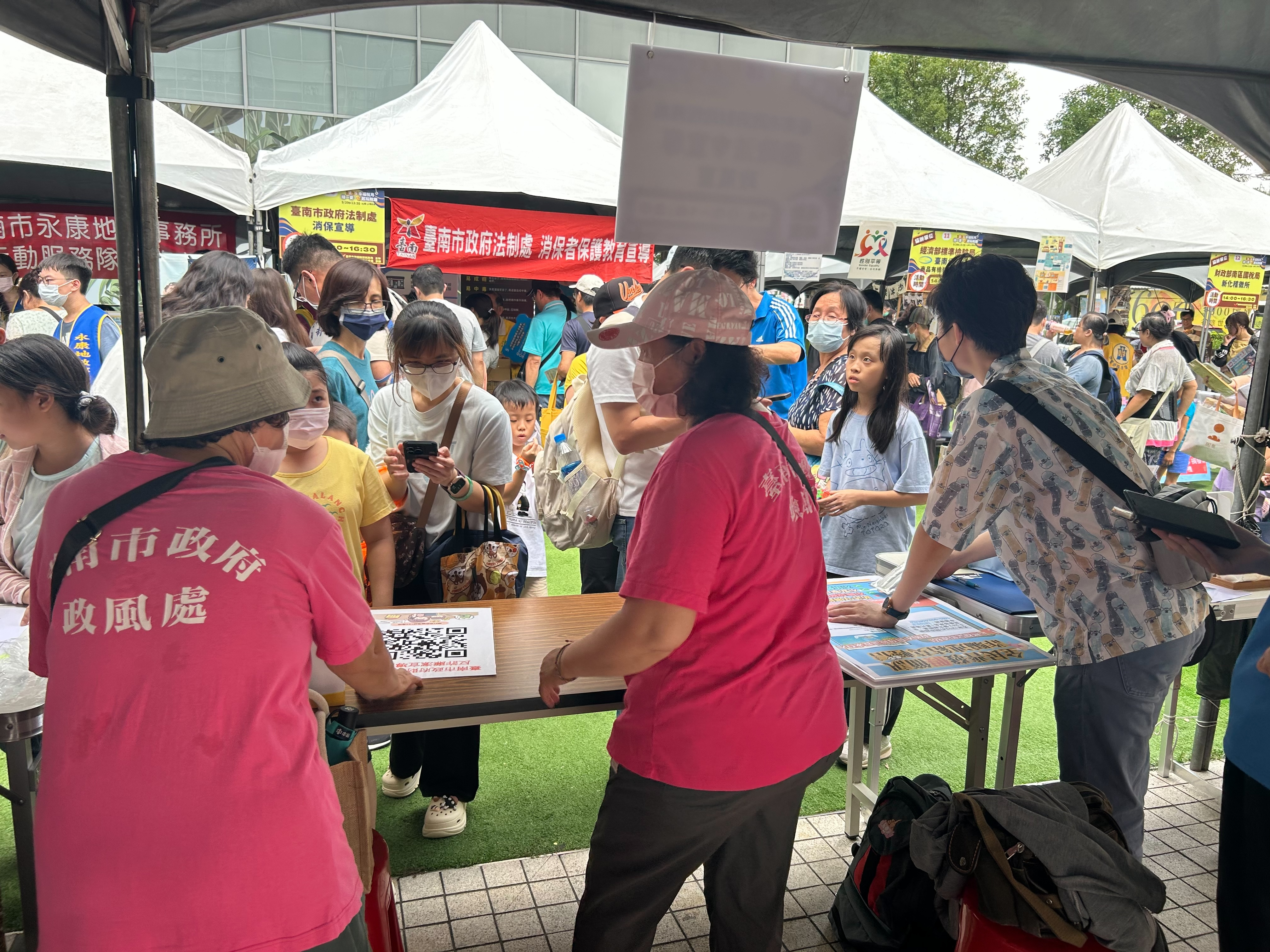 臺南幸福稅月‧廉政同行—反詐反貪齊宣導廉政志工於廉政攤位，與民眾互動宣導