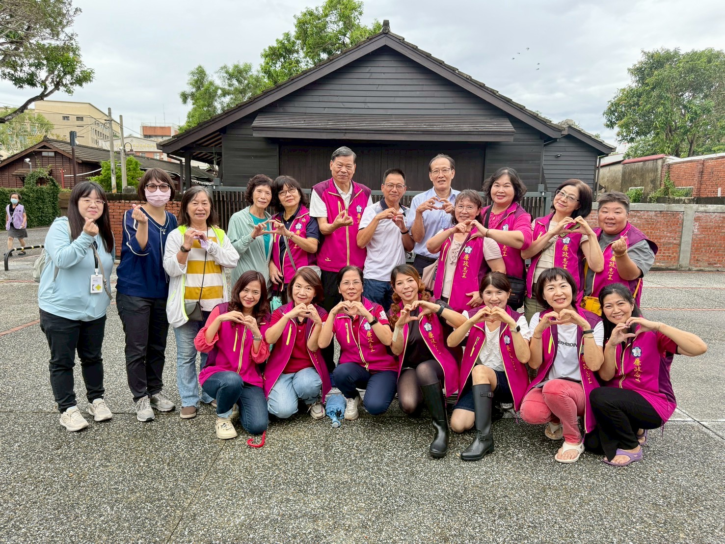 嘉義市財稅局推動「誠稅永續・嘉義共榮321」 共創永續廉政政風同仁與廉政志工合影