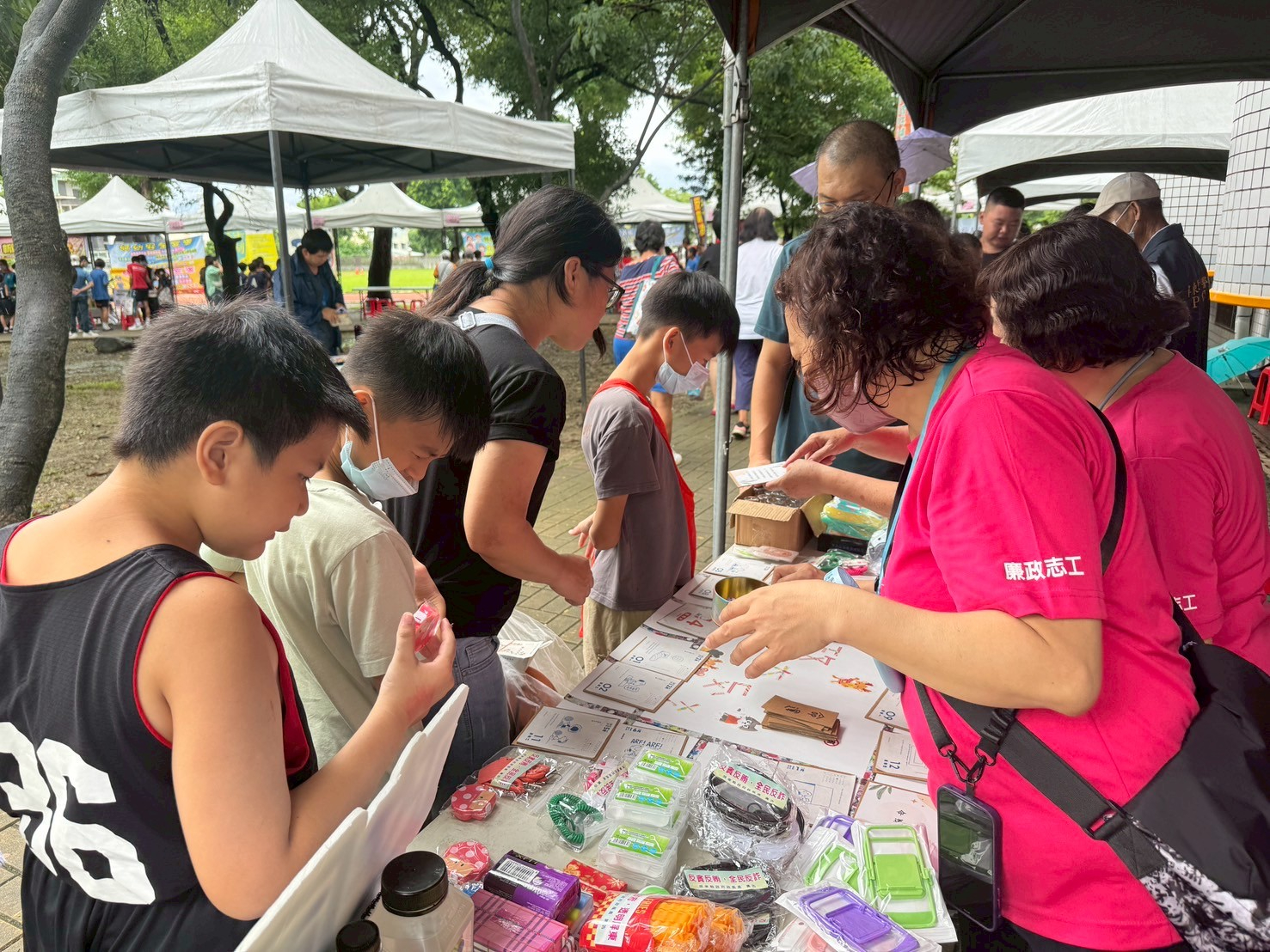 屏東廉政志工暑假三對三鬥牛賽設攤宣導反貪倡廉廉政志工協助青少年參加廉政大富翁遊戲